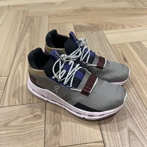 Women’s On Cloudnova size 8.5